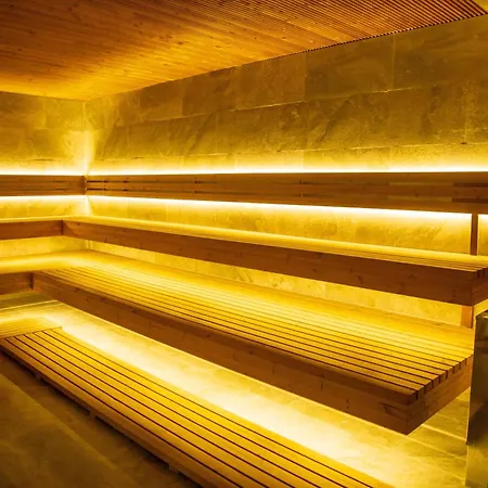 Grand - Fitness & מלון