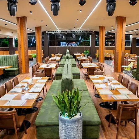 Grand - Fitness & מלון