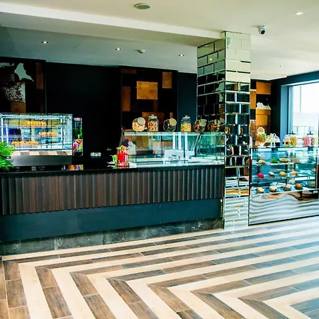 Grand - Fitness & מלון